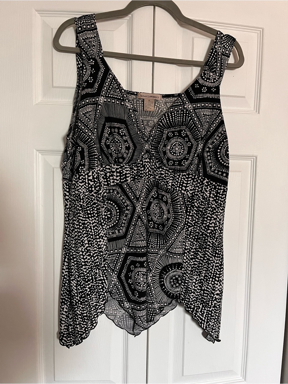 Susan Lawrence Black and White Patterned V-Neck Sleeveless Tank